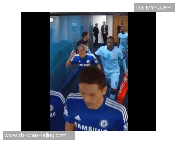 足球裁判背后的趣闻轶事揭示比赛中的幽默与挑战